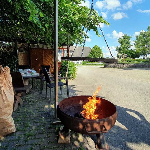 Der Grill wird angeheizt.