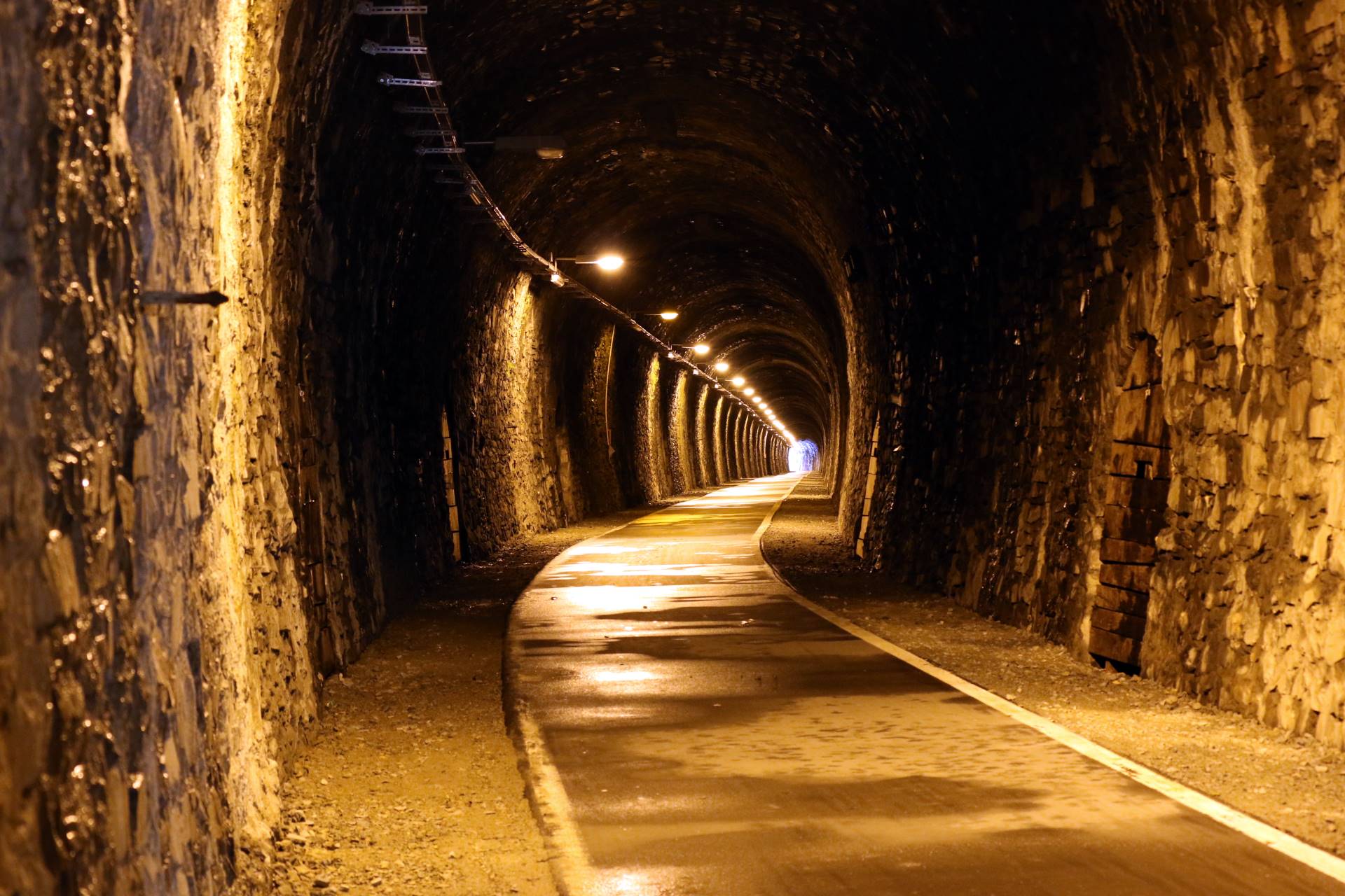 Der 689 Meter lange Kückelheimer Tunnel, bekannt als "Fledermaustunnel" | © Reni Hahn / pixelio.de