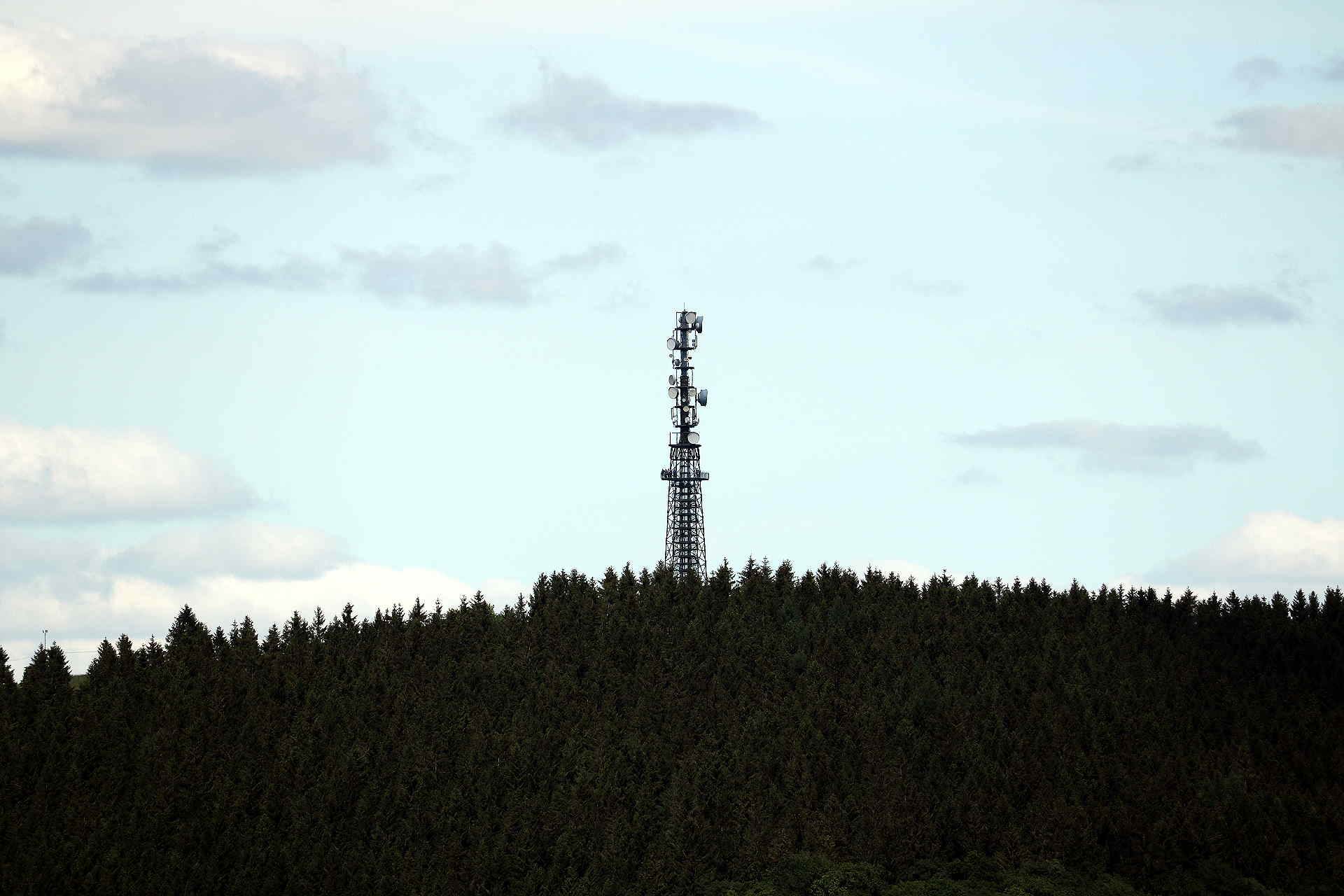 Der Schombergturm in Wildewiese, den man vom Oberbecken des Pumpspeicherwerkes gut sehen kann. © altais.de