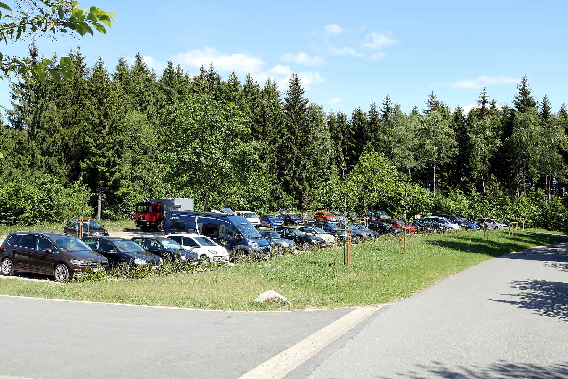 Der Wanderparkplatz unterhalb des Oberbeckens des Pumpspeicherwerkes Rönkhausen © altais.de